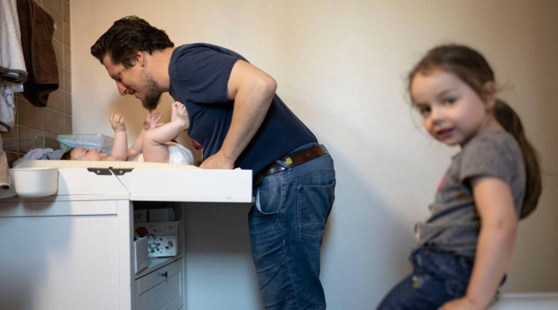 C’est aussi biologique: les bébés transforment les hommes en pères - Le Temps