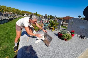 Cette Béarnaise prend soin des tombes et des souvenirs : « Un métier qui a du sens »