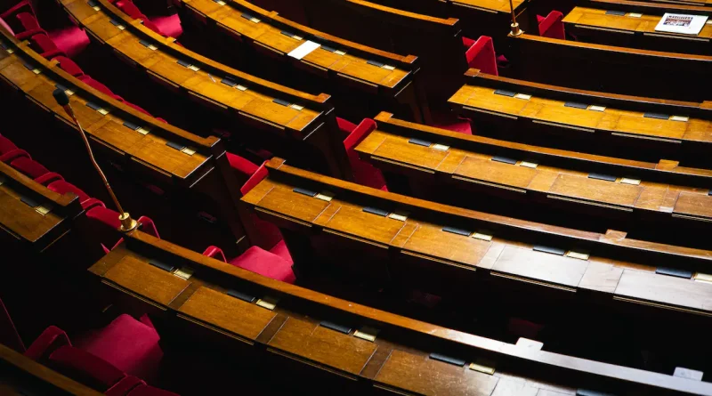 Cette vidéo virale, montrant des jeunes «foutre le bordel» à l’Assemblée nationale, a été générée par IA