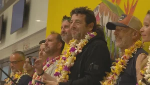 Chaleureuses retrouvailles de Patrick Bruel avec le public à l'aéroport de Tahiti-Faa'a