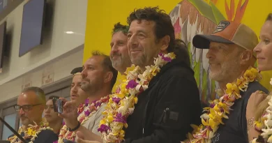 Chaleureuses retrouvailles de Patrick Bruel avec le public à l'aéroport de Tahiti-Faa'a