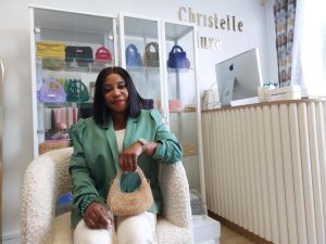 Christelle fabrique des sacs à main en perles de cristal : elle a créé sa marque près de Caen
