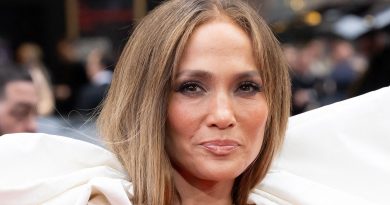 Coloration brune et mèches blondes : Jennifer Lopez ose le contraste et renoue avec cette tendance des années 2000 - Elle