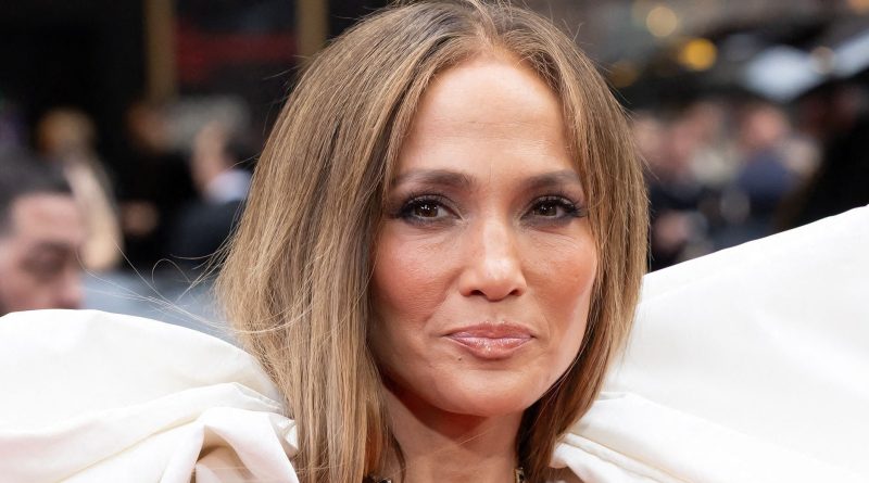Coloration brune et mèches blondes : Jennifer Lopez ose le contraste et renoue avec cette tendance des années 2000 - Elle