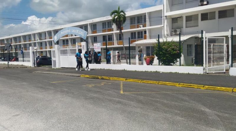 Coup de couteau au lycée du Moule : un élève de 16 ans mis en examen pour tentative de meurtre