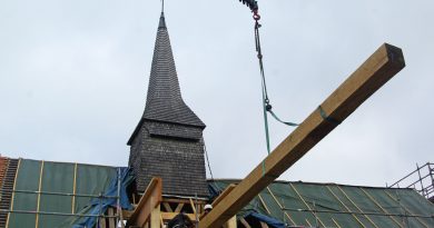 Dans l'Eure, une opération spectaculaire pour soulever un clocher et restaurer un monument historique