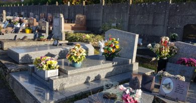 Dans le sud de l'Aisne, les tombes sont bénies à l'occasion de la Toussaint