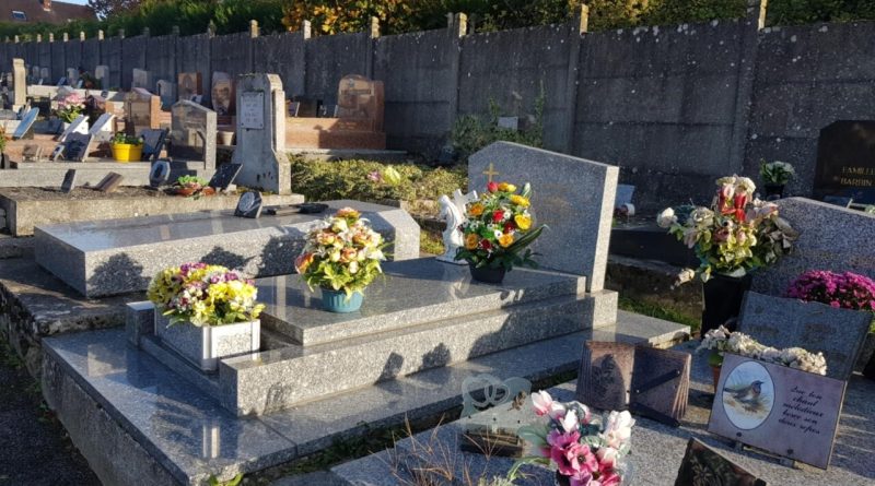 Dans le sud de l'Aisne, les tombes sont bénies à l'occasion de la Toussaint