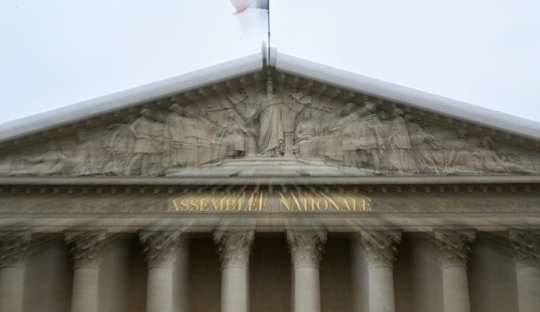 Début de l'examen d'un budget de la sécu explosif entre réforme suspendue et économies renforcées