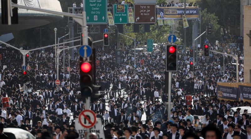 Des milliers de juifs ultra-orthodoxes se mobilisent à Jérusalem contre le service militaire obligatoire | RTS