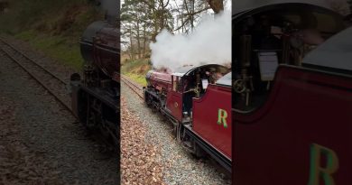 Deux locomotives à vapeur se croisent en pleine action