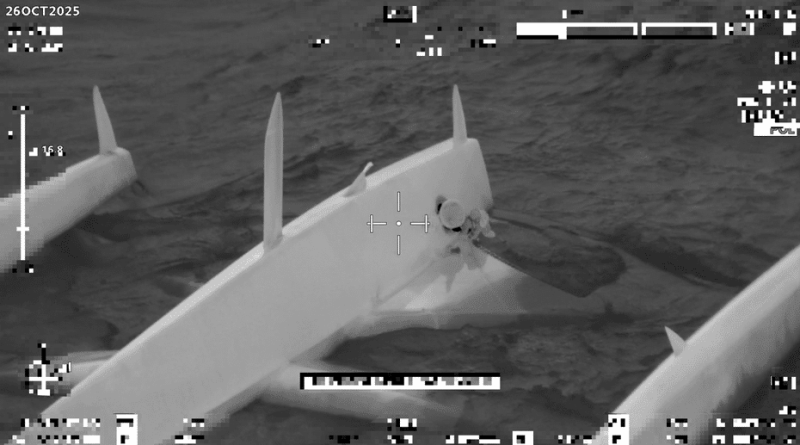 EN VIDEO. Transat L'Or. Les images impressionnantes de l'hélitreuillage d'Erwan Leroux et Audrey Ogereau en pleine nuit