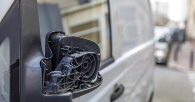 "Elle a été convaincue de retirer 1500 euros à la banque" : tout ce qu'il faut savoir sur l'arnaque au rétroviseur, de plus en plus répandue