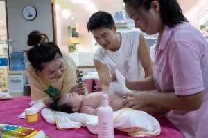 En Chine, subventions, chantage et propagande pour relancer la natalité