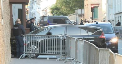 En prison, Nicolas Sarkozy protégé par deux policiers