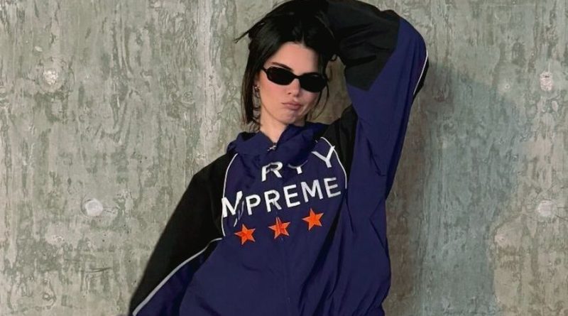En veste à message, Kendall Jenner affiche son soutien à Timothée Chalamet : quand la mode devient la nouvelle arme promotionnelle du cinéma - Elle