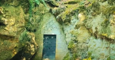 Encore plus vieille que Lascaux avec ses 80 000 ans et visitable contrairement à cette dernière ! Pourtant personne ne semble connaître la grotte de Pair-non-Pair