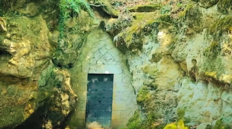 Encore plus vieille que Lascaux avec ses 80 000 ans et visitable contrairement à cette dernière ! Pourtant personne ne semble connaître la grotte de Pair-non-Pair
