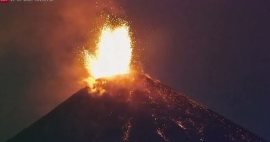 Fuego : Trois Éruptions Éblouissantes en Deux Minutes Éruptions fulgurantes du volcan Fuego : 3 explosions en 2 min
