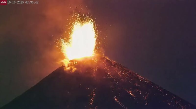 Éruptions fulgurantes du volcan Fuego : 3 explosions en 2 min