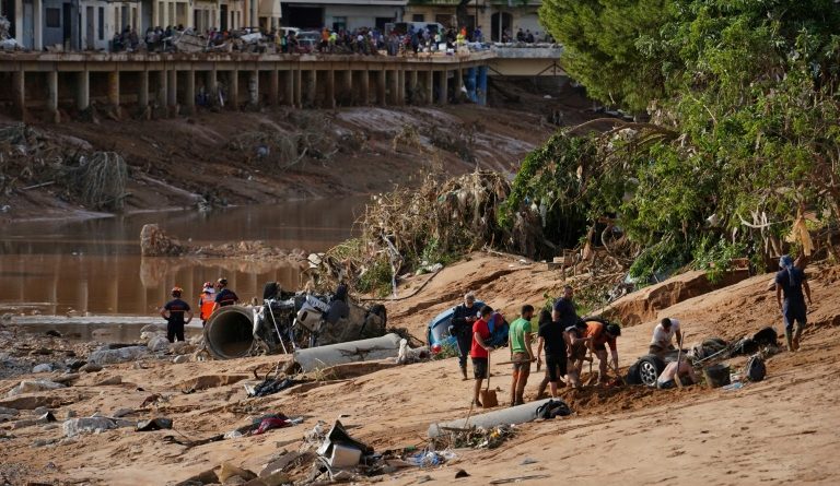 Espagne: hommage national et tensions politiques pour le premier anniversaire des inondations de Valence