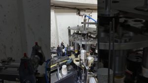 Fabrication de gobelets en papier à Rajkot