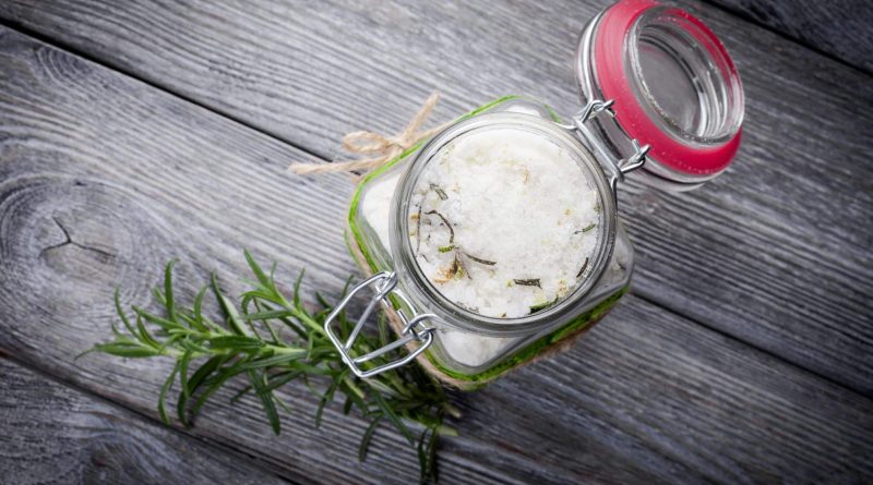 Faire le ménage avec du romarin et du bicarbonate de soude Oui, et ça marche mieux qu’un produit industriel