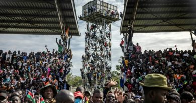 Foules immenses pour les funérailles de l'opposant historique Odinga dans l'ouest du Kenya