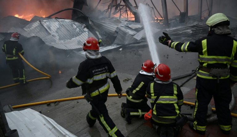 Frappes russes sur l'Ukraine: trois morts dont un secouriste