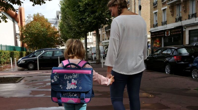 Garde d'enfants : un métier qui recrute pour tous les âges, de l'étudiante à la senior