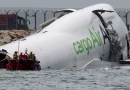 Hongkong : deux personnes tuées au sol lors de l’atterrissage d’un avion-cargo qui finit en mer