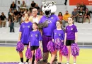 « Il doit faire plus de 40 °C à l’intérieur du costume » : à la rencontre de la mascotte du club de handball à Loudéac