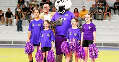 « Il doit faire plus de 40 °C à l’intérieur du costume » : à la rencontre de la mascotte du club de handball à Loudéac
