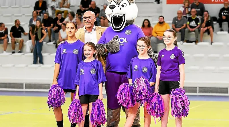 « Il doit faire plus de 40 °C à l’intérieur du costume » : à la rencontre de la mascotte du club de handball à Loudéac