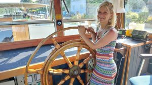 Capitaine Florence propose des cabines d’hôtes sur sa péniche hollandaise pour une nuit sur l’eau