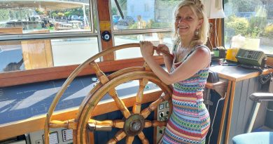 Capitaine Florence propose des cabines d’hôtes sur sa péniche hollandaise pour une nuit sur l’eau