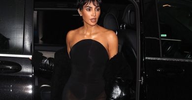 Kim ou Kris ? Métamorphosée, Kim Kardashian crée l’événement au défilé Maison Margiela en adoptant le style de sa mère - Elle
