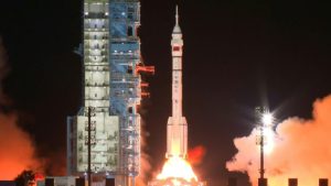 La Chine envoie un nouvel équipage de trois astronautes sur sa station spatiale