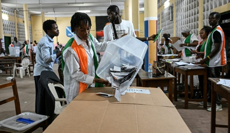 La Côte d'Ivoire attend les résultats de la présidentielle, Ouattara vers un 4e mandat