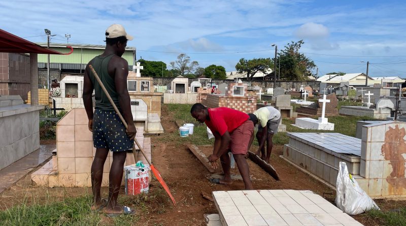 La Toussaint se prépare dans les cimetières
