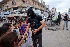 La guerre à Gaza est "terminée", dit Trump en route vers le Moyen-Orient