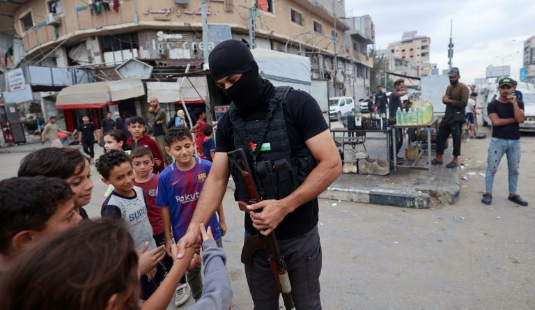 La guerre à Gaza est "terminée", dit Trump en route vers le Moyen-Orient
