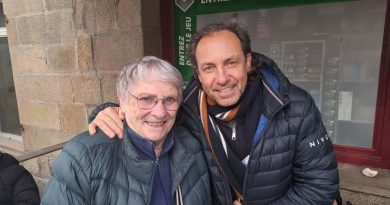 L'ancien champion de patinage artistique Philippe Candeloro incognito au marché de Lannion