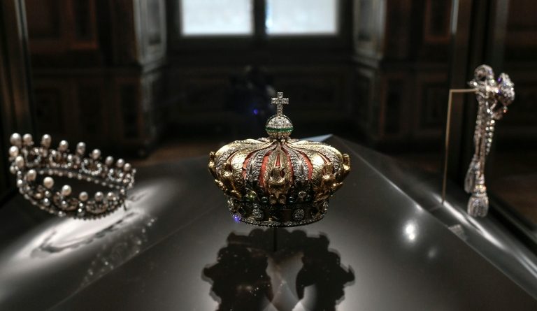 Le Louvre rouvre, sa patronne en première ligne après le vol des joyaux