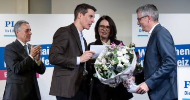 Le PLR soutient les accords avec l’Union européenne et se dote d’une coprésidence - Le Temps