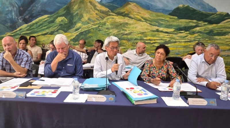 Échanges houleux entre Patrice Thien Ah Koon et Nathalie Bassire au conseil municipal.