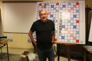 Le champion de France et du monde de scrabble francophone en formation auprès des joueurs du Pays de Bray