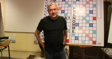 Le champion de France et du monde de scrabble francophone en formation auprès des joueurs du Pays de Bray