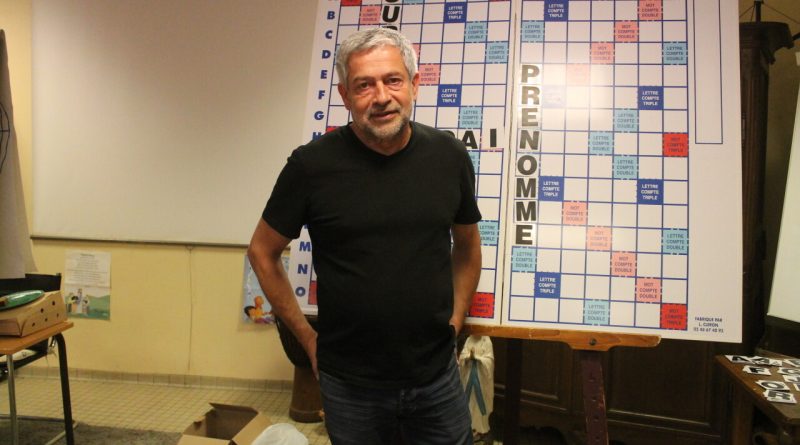 Le champion de France et du monde de scrabble francophone en formation auprès des joueurs du Pays de Bray