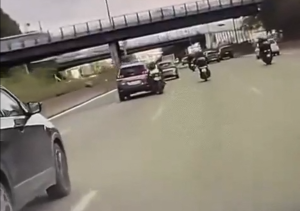 Le motard percuté par une voiture de police sur la A4 porte plainte pour tentative de meurtre